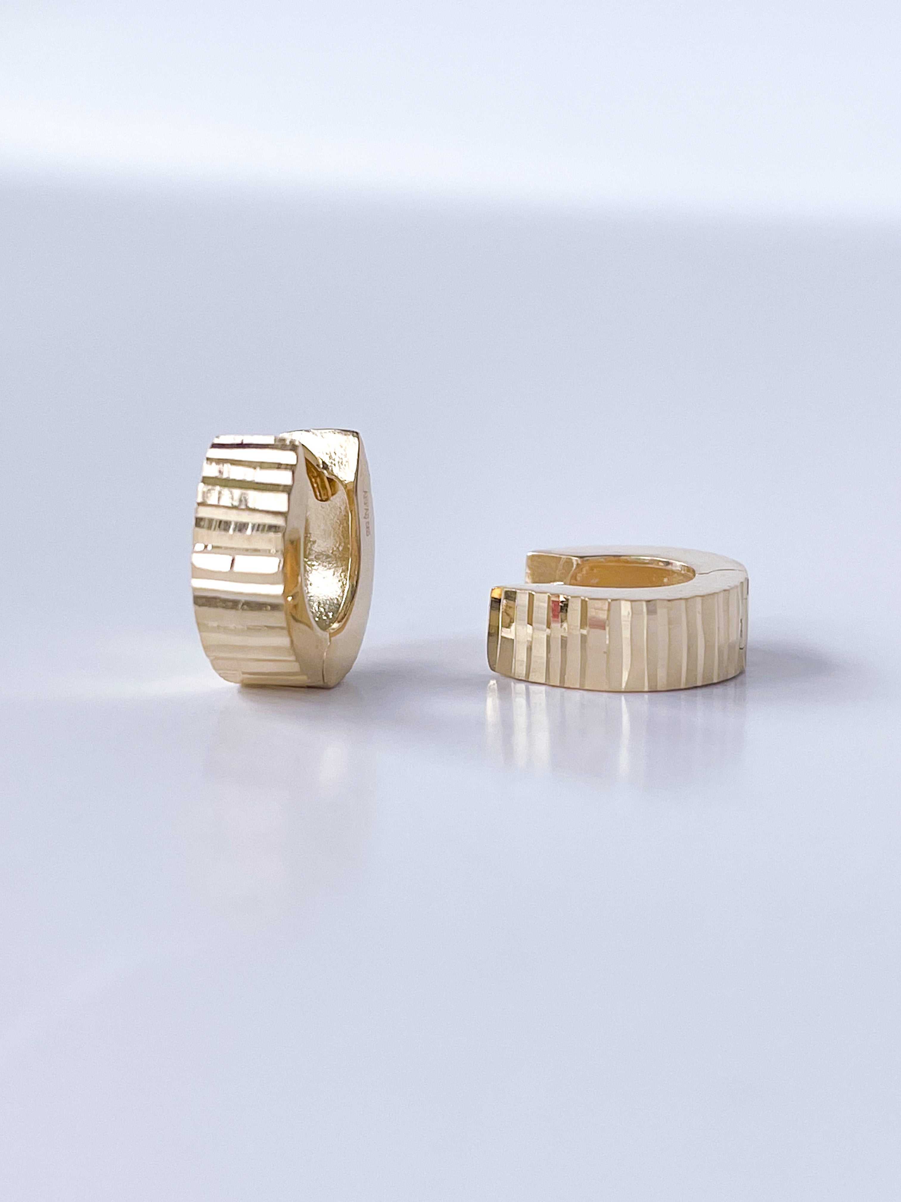 Hoop earrings in 14K yellow gold.