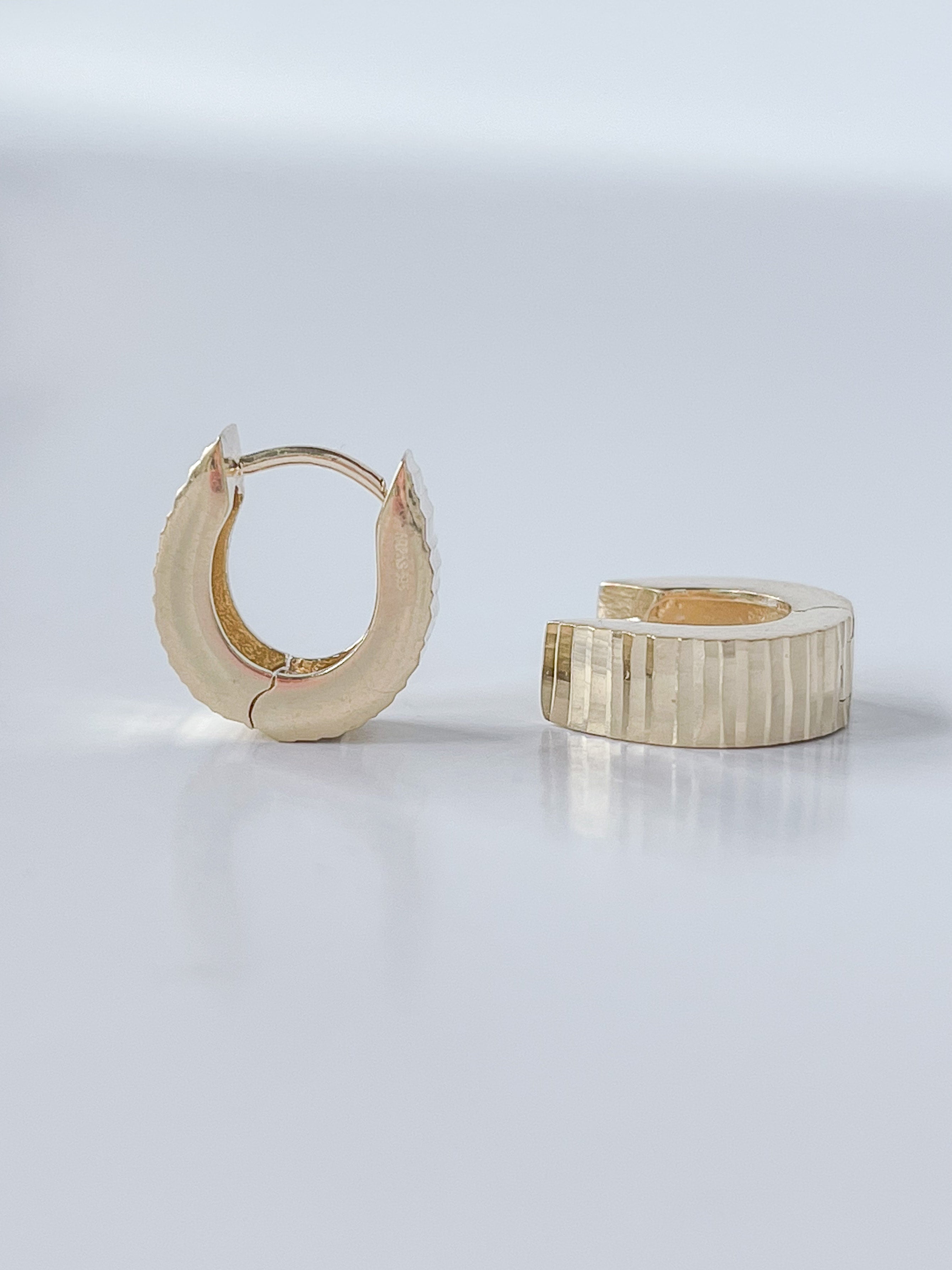 Hoop earrings in 14K yellow gold.