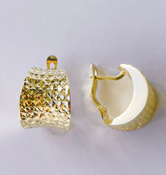 Lever back earrings in 14K yellow gold.