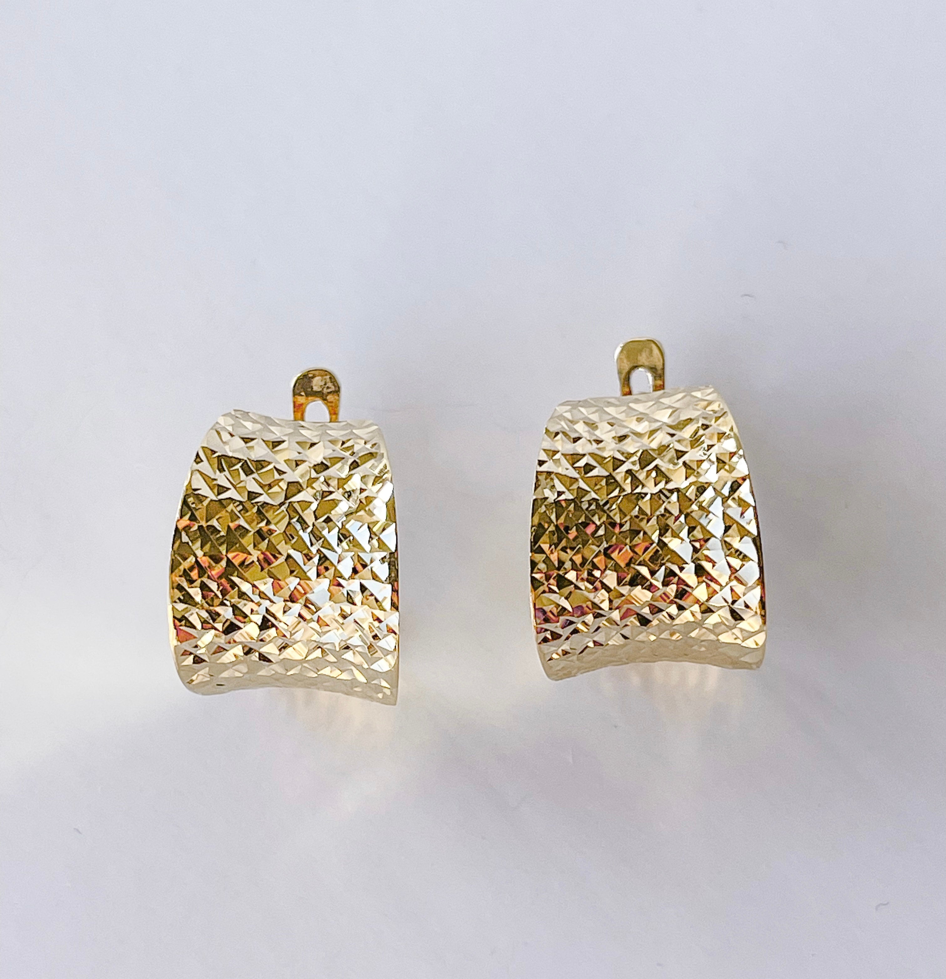 Lever back earrings in 14K yellow gold.