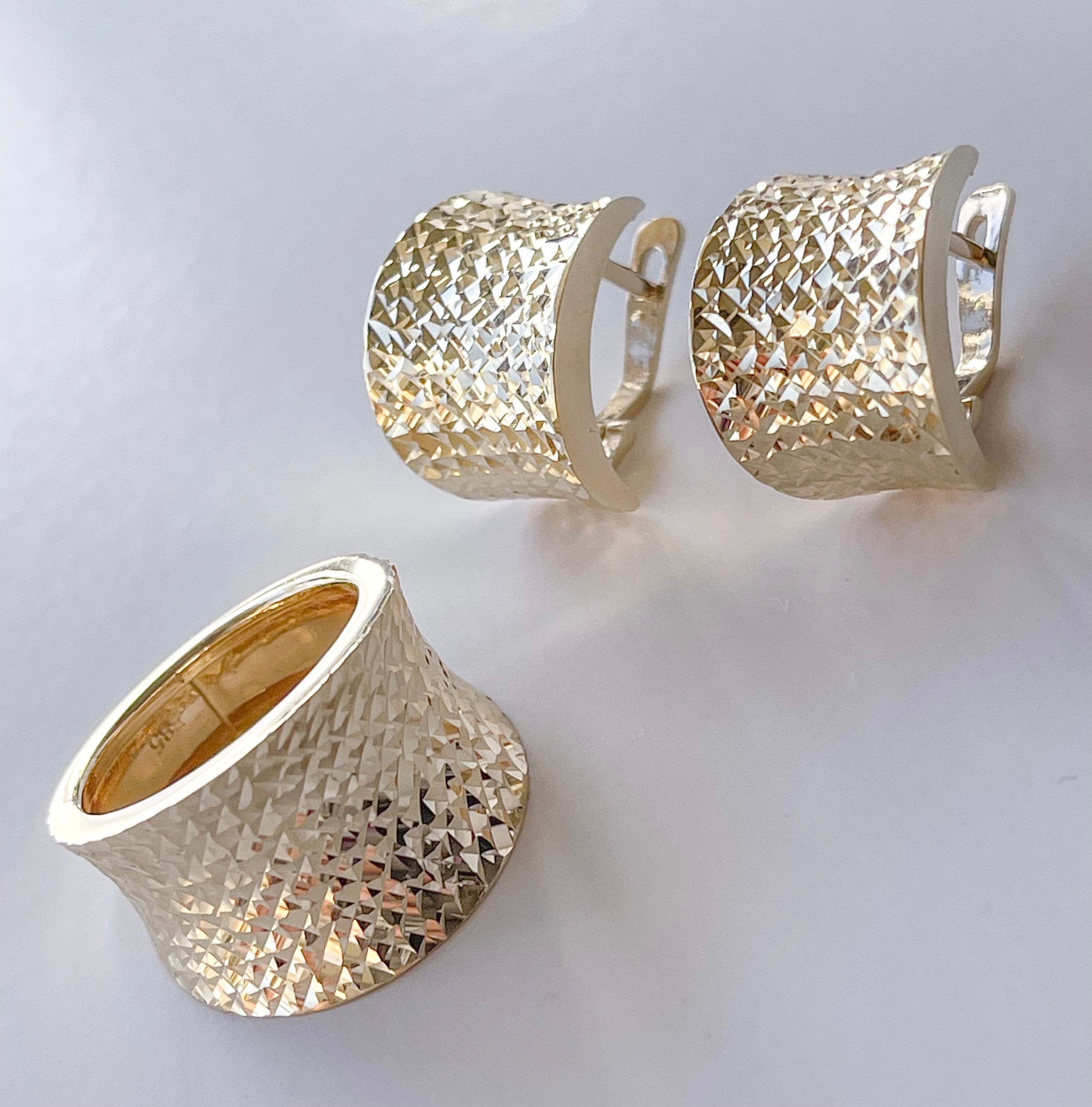 Set of lever back earrings in 14K yellow gold and 14K yellow gold ring.