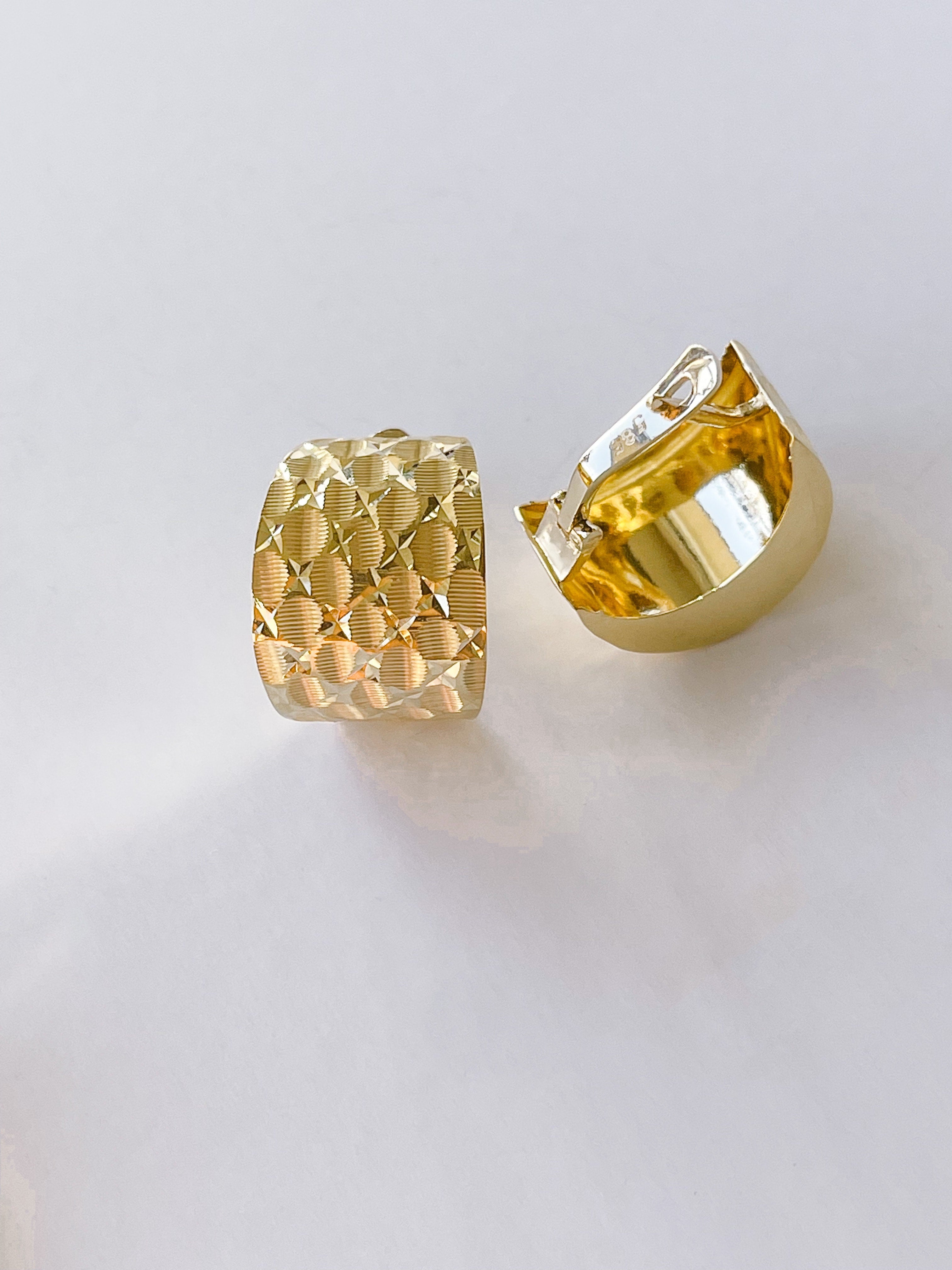 Lever back earrings in 14K yellow gold.