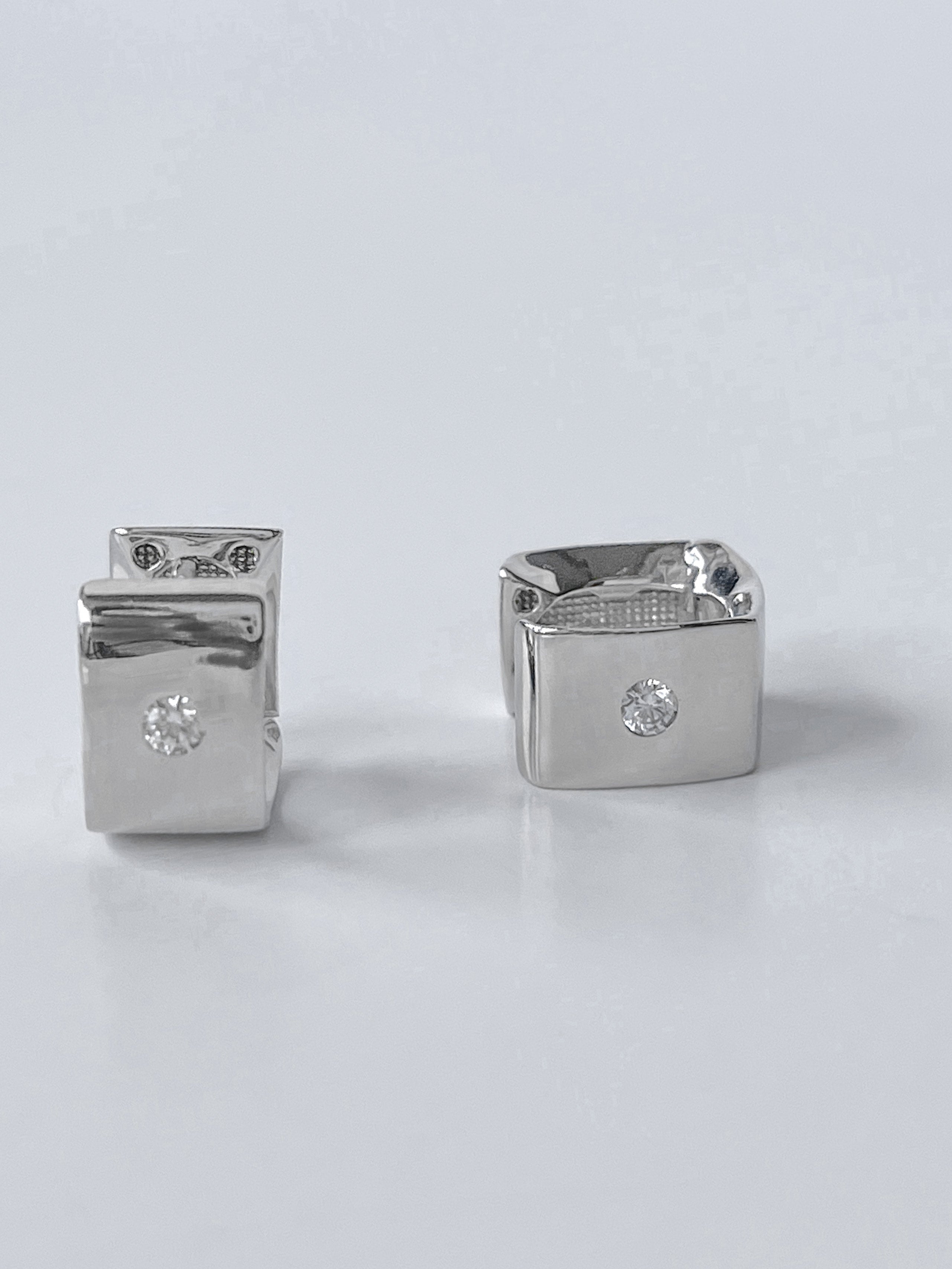 Hoop earrings in 14K white gold with zirconiumHoop earrings in 14K white gold with zirconium